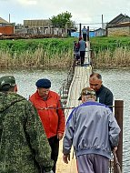 В селе Перекопное Ершовского района отремонтировали подвесной мост