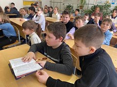 В гости к ребятам школы п. Учебный Ершовского района пришел священник Кирилл Бауков