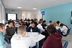 Юные знатоки трех районов встретились в «IT-КУБ.Ершов» на межмуниципальной интеллектуальной игре «Что? Где? Когда?»