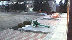 Ершовские девочки-«гурманы» пожарили сосиски на пламени Вечного огня