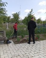 В канун памятной даты ершовские Первые провели субботник на Братской могиле