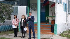 В школе Ершовского района установили мемориальную доску и Парту Героя