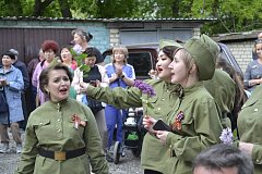 На улице Победы ершовцы разных возрастов пели о Великой Победе