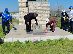 Дань памяти: совместная акция ершовских «серебряных» волонтеров и соцработников