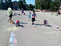 Маленькие жители Ершова рисовали солнце, цветы и Россию