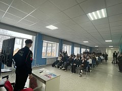 В преддверии Дня студента в гостях у ершовских школьников побывал студент Губернаторского колледжа