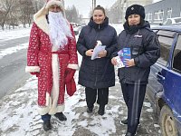Сотрудники Госавтоинспекции по Ершовскому району присоединились к акции «Полицейский Дед Мороз»