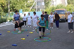 Ершовские получатели соцуслуг поучаствовали в мероприятии «Вперед, Россия!», посвященном Дню Государственного флага
