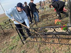 «Ухаживать за могилами ветеранов — наш общий долг», считают ершовские школьники