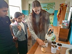 Особый символ тепла и поддержки: в ершовском селе прошел мастер-класс для подростков по изготовлению окопных свечей