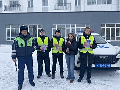 В Ершове прошла акция «Цветы для автоледи!»