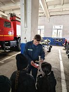 Ершовские второклассники побывали в пожарной части накануне профессионального праздника