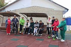 Теплый осенний денёк позвал ершовских пенсионеров прокатиться на велосипедах и самокатах