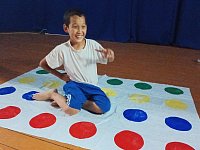 Культработники Ершовского района учат детей играть в «Твистер»