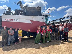 Артисты РДК продолжают поддерживать ершовских хлеборобов любимыми песнями