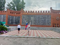 В День Государственного флага российский триколор пронесла по улицам города молодежь Ершова