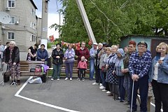 На улице Победы ершовцы разных возрастов пели о Великой Победе