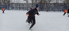 В Ершове на спортивном ядре встретились любители футбола на снегу