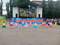 Маленьких жителей Ершова в Международный день защиты детей порадовали ярким и веселым праздником
