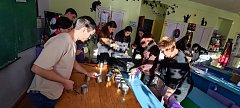 Коллектив ершовской школы изготовил партию окопных свечей для бойцов СВО