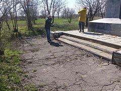 Ершовские сельчане провели совместный субботник по благоустройству памятных мест