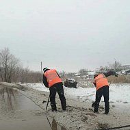 МКУ "Благоустройство" производит уборку паводковых вод с проезжей части дороги