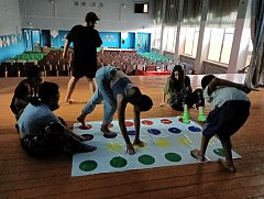 Культработники Ершовского района учат детей играть в «Твистер»
