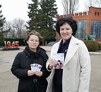 На ершовских улицах студенты трогательно поздравляли мам и бабушек