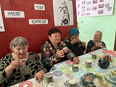 Ершовские сельчане в Международный день чая устроили чайные посиделки