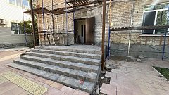 В Ершове ремонтируют входную группу здания ЗАГСа