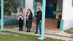 В школе Ершовского района установили мемориальную доску и Парту Героя