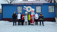 В Ершове поздравили сотрудников, не покидающих свой пост в новогодние праздники