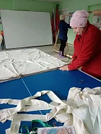 Жители Ершовского района плетут маскировочные сети для фронта