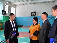 Во время рабочего визита в Ершов глава региона посетил школу №3 