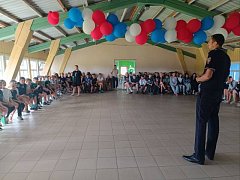 С отдыхающими в ершовском лагере «Дельфин» несовершеннолетними провели беседу о вреде наркотиков