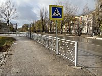 В Ершове возле школы №3 установлены новое ограждение и световой проектор на пешеходный переход