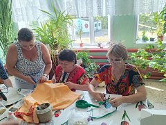 Ершовские сельчанки на мастер-классе учились дарить «вторую жизнь» старым вещам
