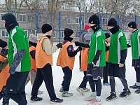 В Ершове на спортивном ядре встретились любители футбола на снегу