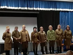 В Ершове прошел театральный показ военного спектакля «Вижу цель»