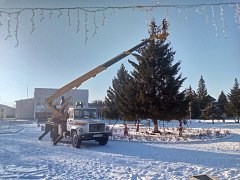 В Ершове приступили к демонтажу новогоднего декора