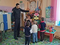 О безопасности — из первых уст: ершовские полицейские напомнили детям главные правила безопасности