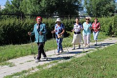 Ершовцы с удовольствием принимают участие в занятиях по скандинавской ходьбе, организованных Центром соцобслуживания населения