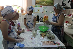 «Учебная кухня»: получатель соцуслуг провела для ершовских ребят кулинарный мастер-класс