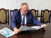 Облдеп Иван Бабошкин оформил подписку на районную газету семьям участников СВО из Ершова