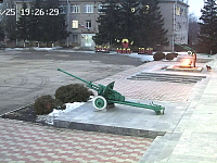 Ершовские девочки-«гурманы» пожарили сосиски на пламени Вечного огня