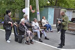 На улице Победы ершовцы разных возрастов пели о Великой Победе