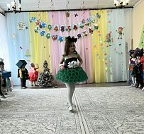 На конкурсе «ЭКОмода» ершовские дошколята превратились в прекрасных принцесс, богатырей и даже фантастический транспорт