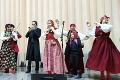 Артисты Саратовской областной филармонии порадовали слушателей в районах патриотическими концертами