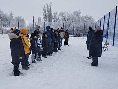 В Ершове полицейский Дед Мороз принял участие в спортивном мероприятии