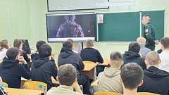 В рамках программы профессиональной ориентации школу №4 г. Ершова посетил курсант института войск нацгвардии